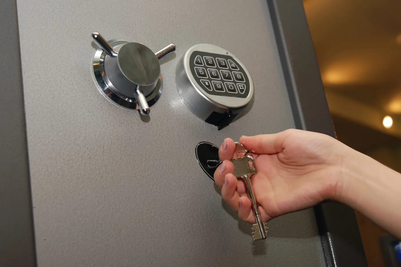 Pose d'un système de contrôle d'accès à clé et clavier sur une porte près du Palais des Congrès, Porte Maillot